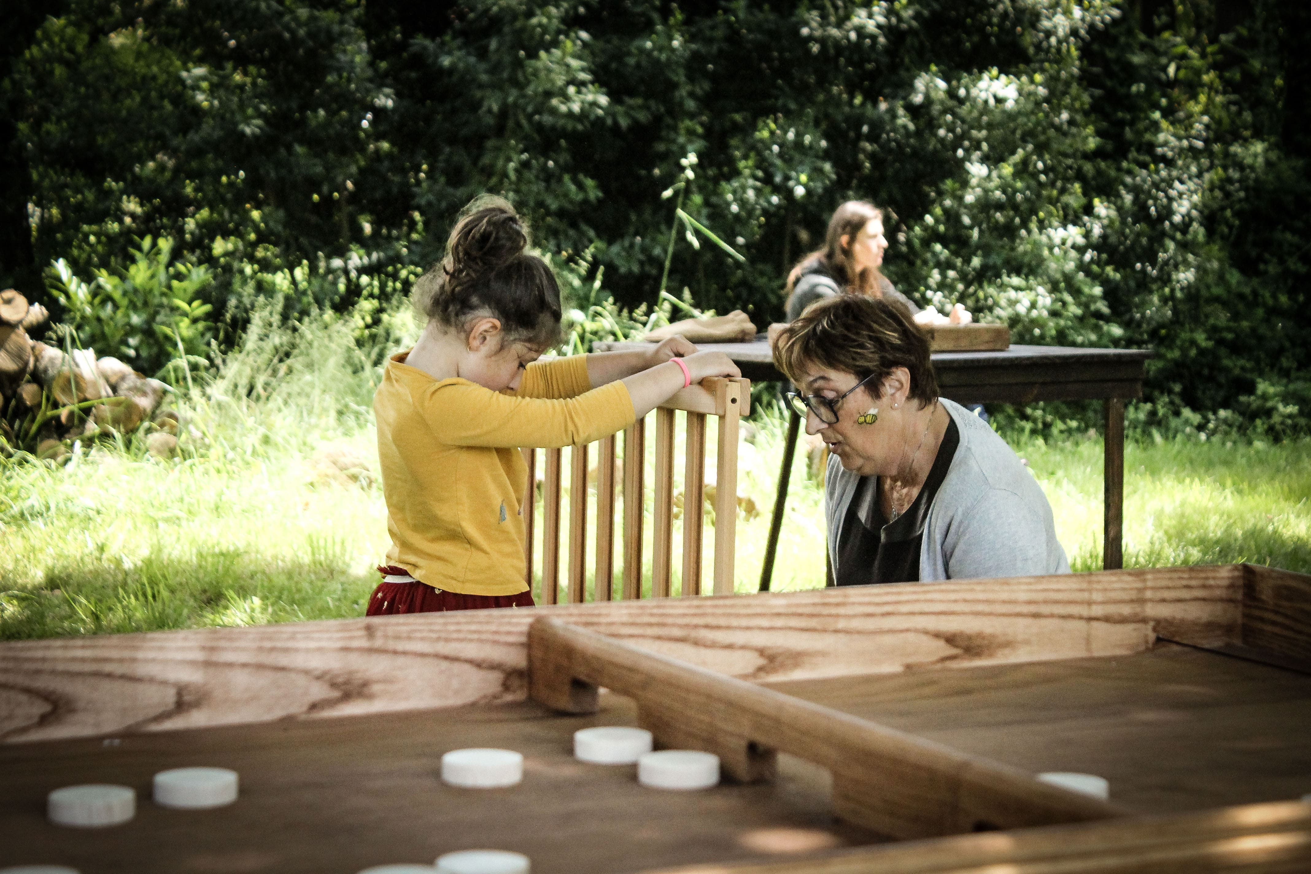 Une femme âgée et une petite fille