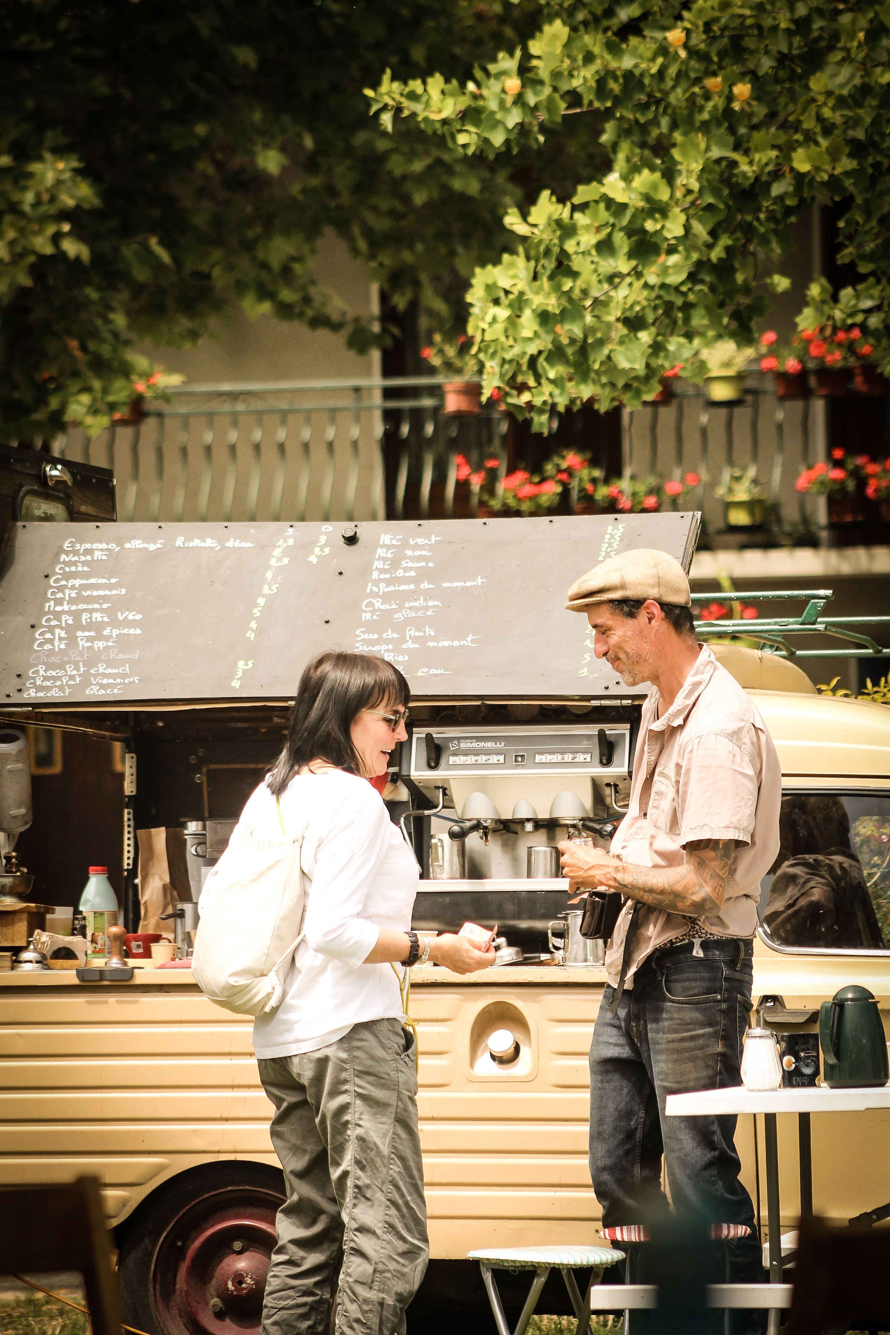 2 personnes devant un food truck