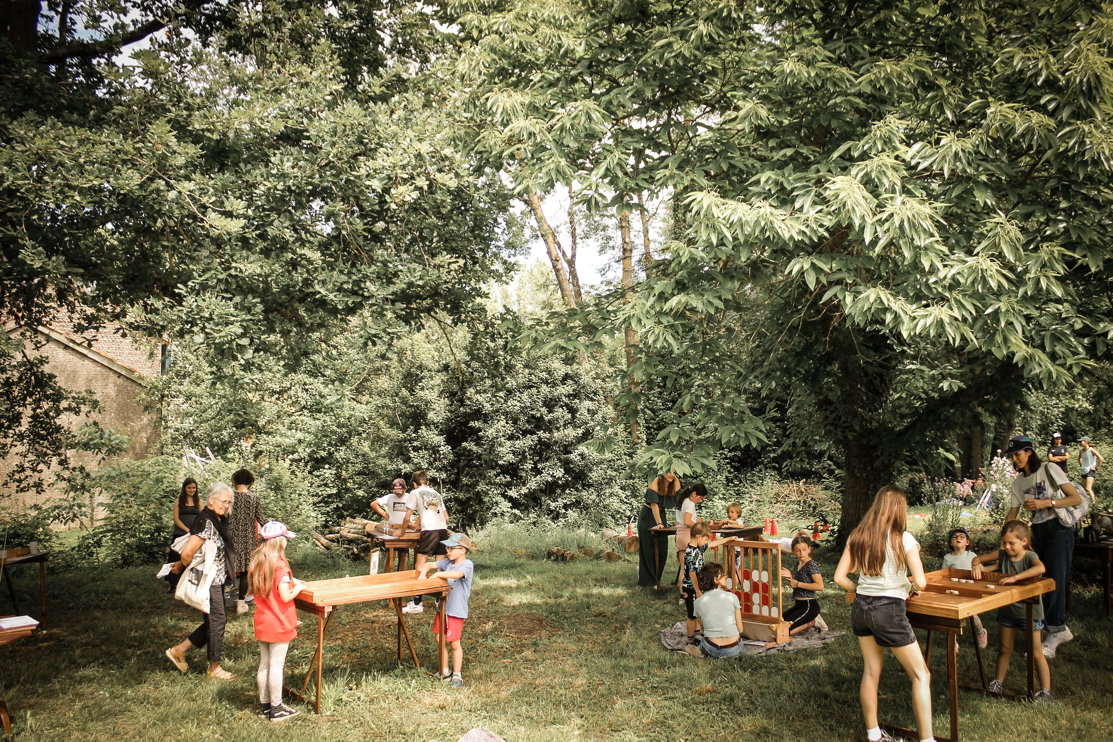 Des enfants joue à des jeux en extérieur